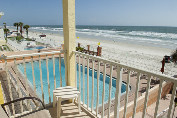 Oceanfront, one queen bed efficiency Photo 2