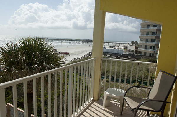 Oceanfront, one queen bed efficiency Photo 7