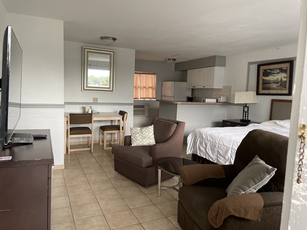 Efficiency, one queen bed- kitchen Photo 2