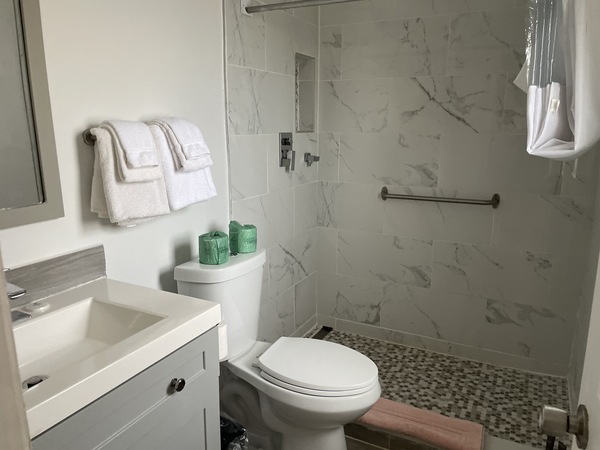 Efficiency, one queen bed- kitchen Photo 4