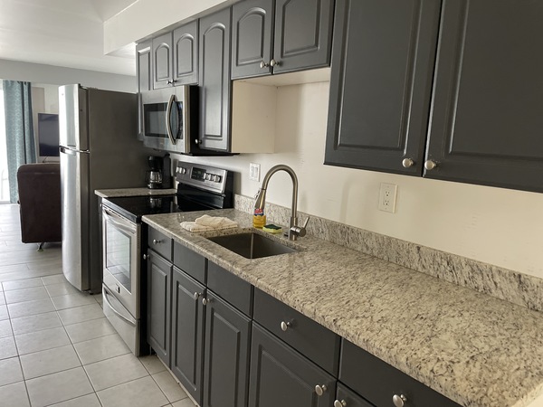 Oceanfront Penthouse One Bedroom Suite w/Kitchen, 2 Queen Beds, Private Balcony. Photo 5