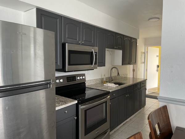 Oceanfront Penthouse One Bedroom Suite w/Kitchen, 2 Queen Beds, Private Balcony. Photo 4