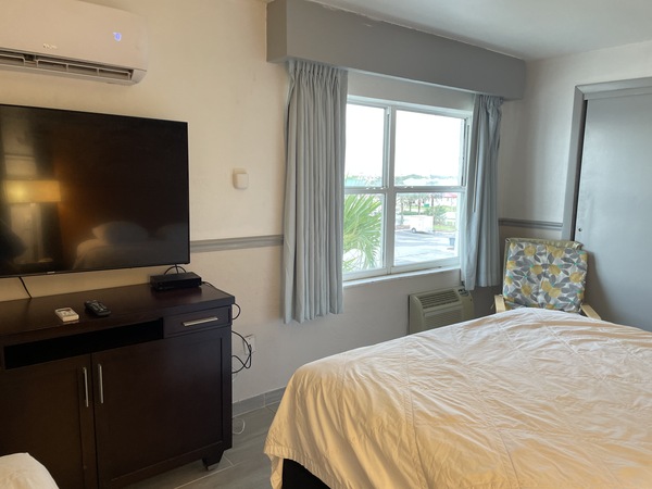 Oceanfront Penthouse One Bedroom Suite w/Kitchen, 2 Queen Beds, Private Balcony. Photo 10