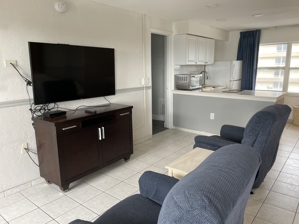 Large Efficiency 2 Queen Beds w/Kitchen Partial View Photo 9