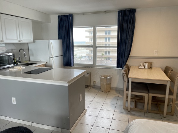 Large Efficiency 2 Queen Beds w/Kitchen Partial View Photo 6