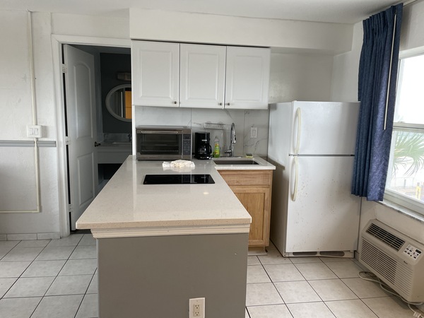 Large Efficiency 2 Queen Beds w/Kitchen Partial View Photo 5