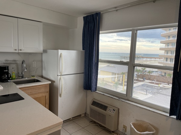 Large Efficiency 2 Queen Beds w/Kitchen Partial View Photo 3