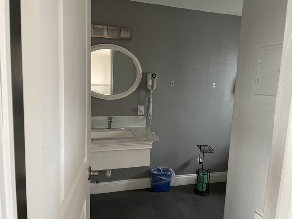 Large Efficiency 2 Queen Beds w/Kitchen Partial View Photo 8