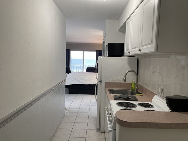 Oceanfront, one queen bed efficiency Photo 4
