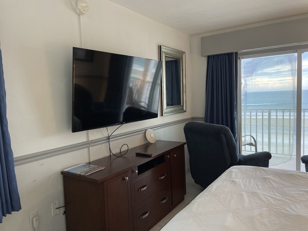 Oceanfront, one queen bed efficiency Photo 3