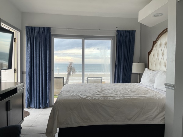 Oceanfront, one queen bed efficiency Photo 1