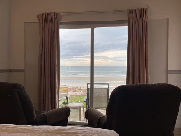 Oceanfront, 2 queen beds efficiency Photo 2