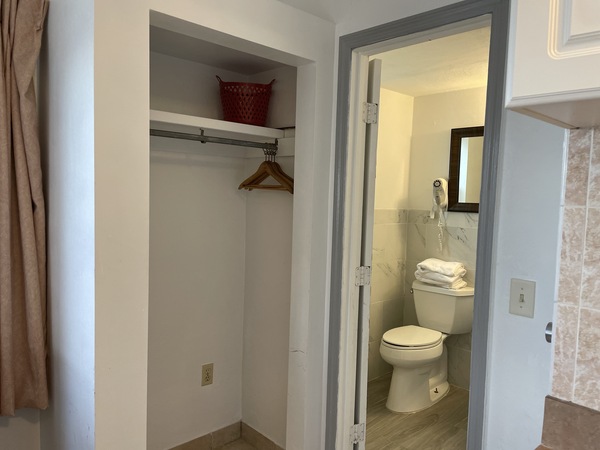 Oceanfront, 2 queen beds efficiency Photo 8