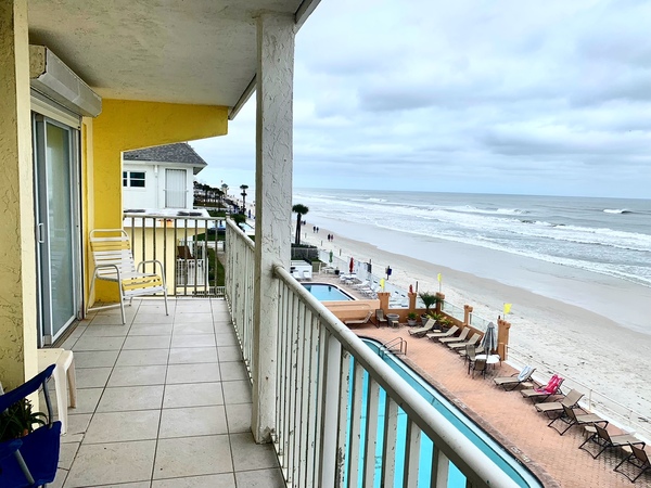 Oceanfront Penthouse One Bedroom Suite w/Kitchen, 2 Queen Beds, Private Balcony. Photo 7
